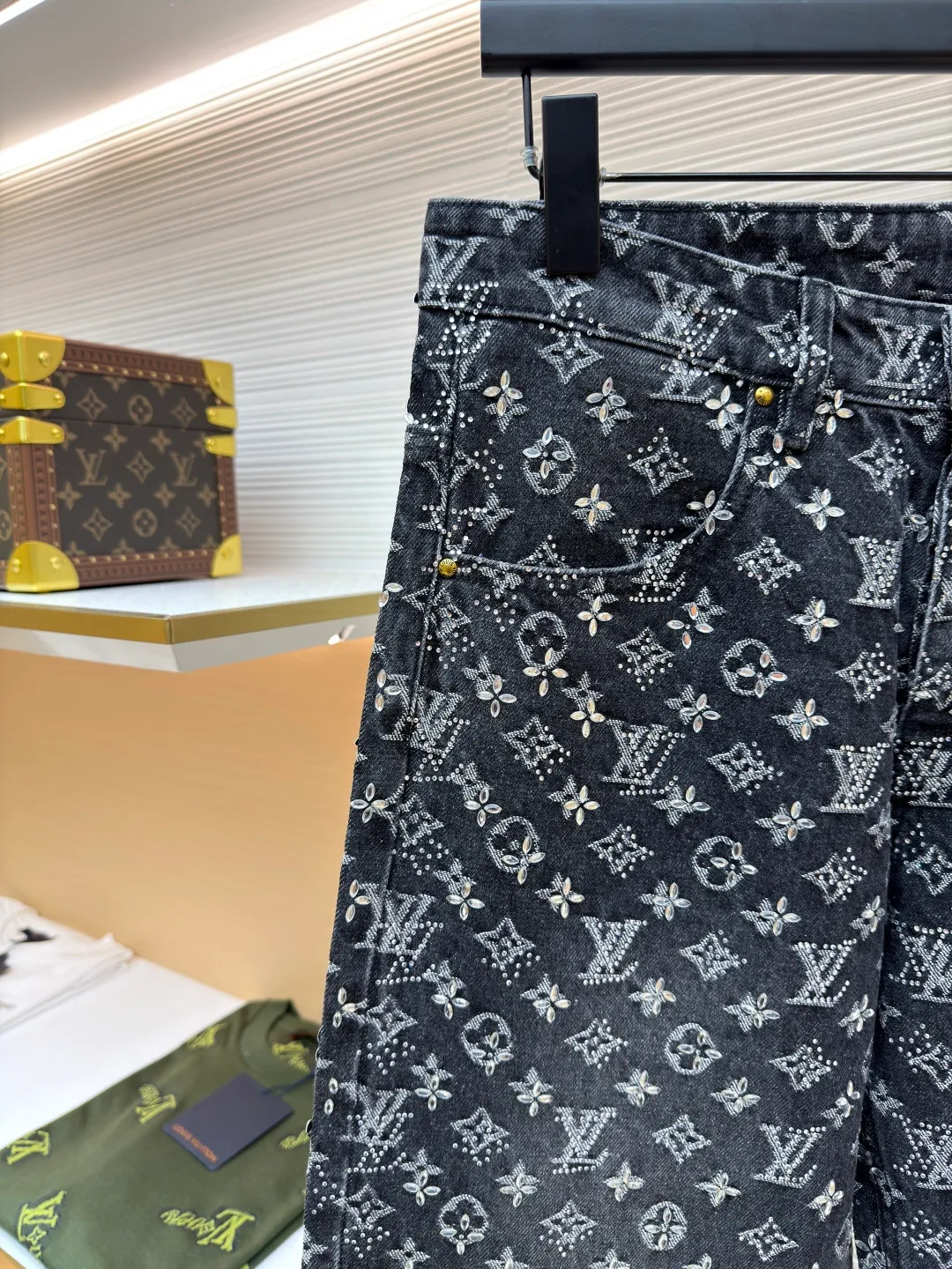 LOUIS VUITTON presbyopic rhinestone jacquard jeans ●Original version: 130000 purchased and developed ●Item number: 1681010-C10 ●Fabric: denim fabric ●Technology: jacquard rhinestone production ●Version: fitted version ●Weight: about 1050 grams ●Size: 30-32-34-36 ●Description: The fabric is sewn from denim, with a Monogram jacquard pattern printed all over, and diamond decorations using hot-drilling techniques to form the brand’s classic pattern. The waist is distressed and flocked leather, and the hardware is molded. The overall routing is straight and delicate, the fabric is comfortable and soft, and the color is consistent without color difference. It can be matched with the same style to create a fashionable look and control various occasions. Customized accessories, complete with three standards, the same style for men and women.